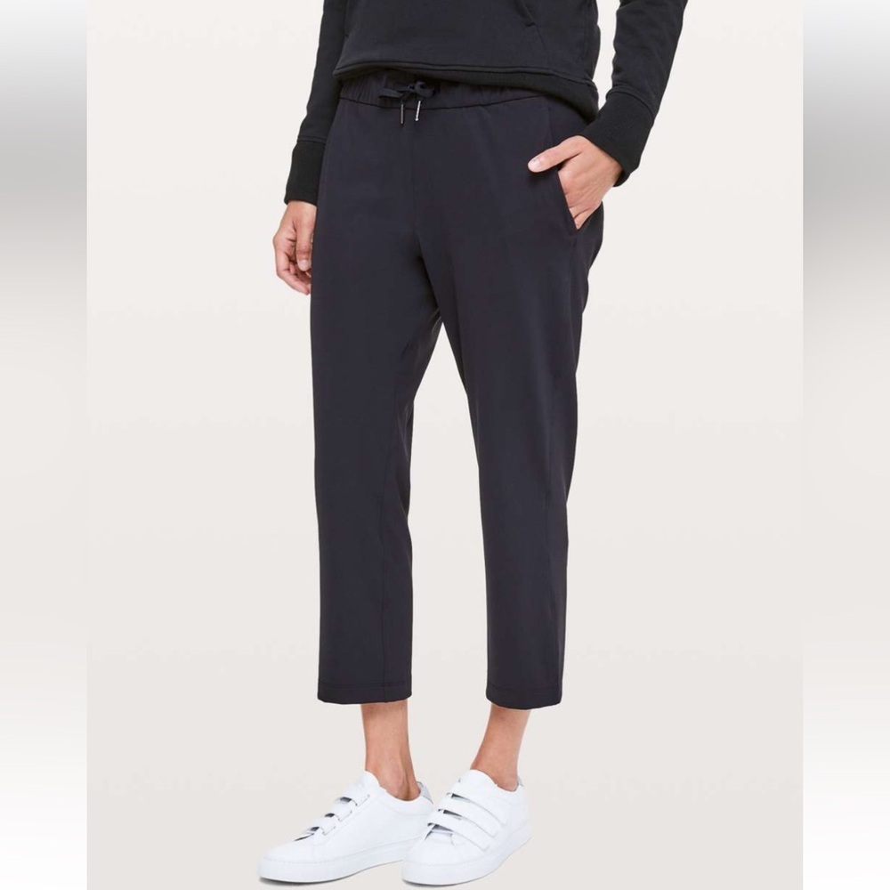 Lululemon On The Fly Crop 23” black Pants 6 athleisure yoga workout streetwear